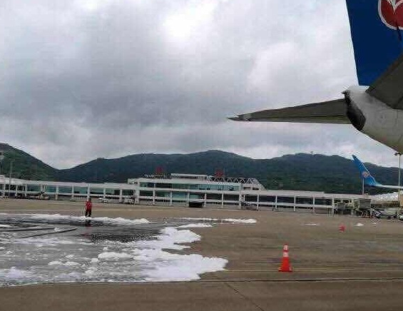 烏龍！長安航空首航飛機(jī)珠海機(jī)場“過水門” 消防車誤噴泡沫致飛機(jī)停飛